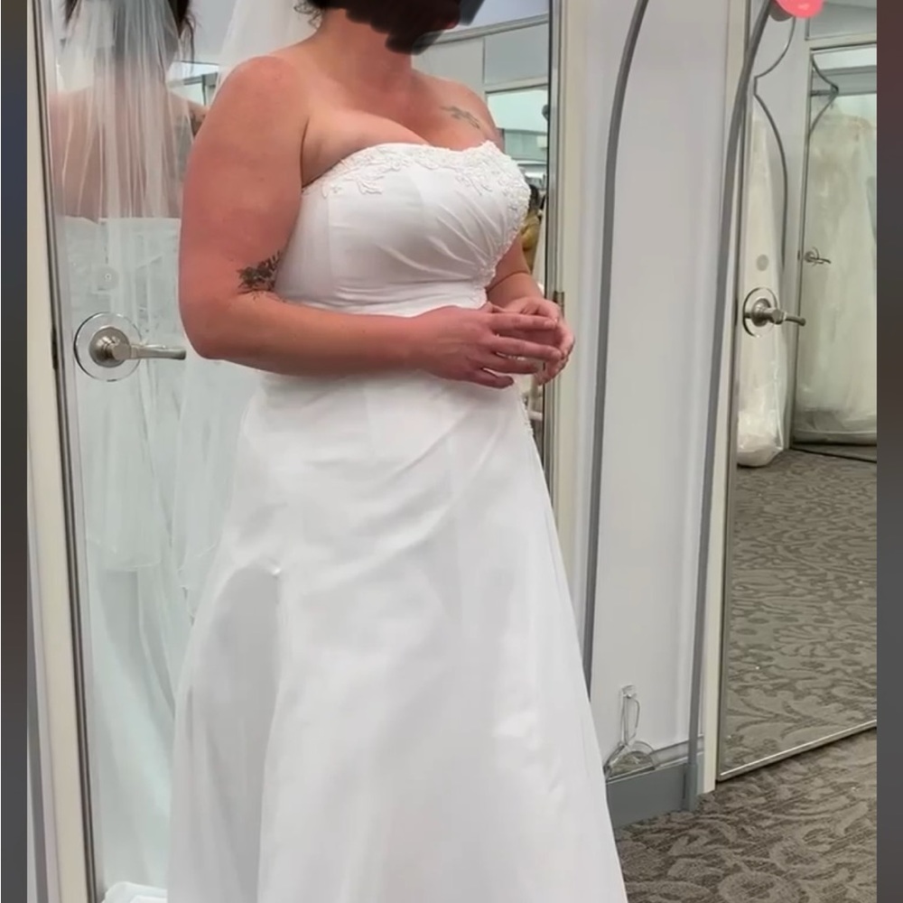 Brand new David’s bridal wedding dress. Only ever tried on once. Size 16